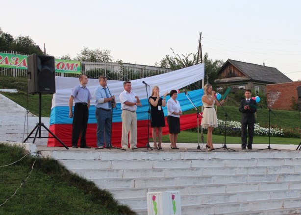22 августа 2013 г. Россия отметила День государственного флага, в нашей республике масштабные празднования прошли в с. Сюмси