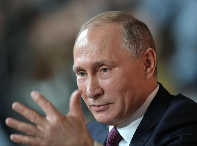 Владимир Путин подписал закон, упрощающий получение гражданства РФ иностранными специалистами