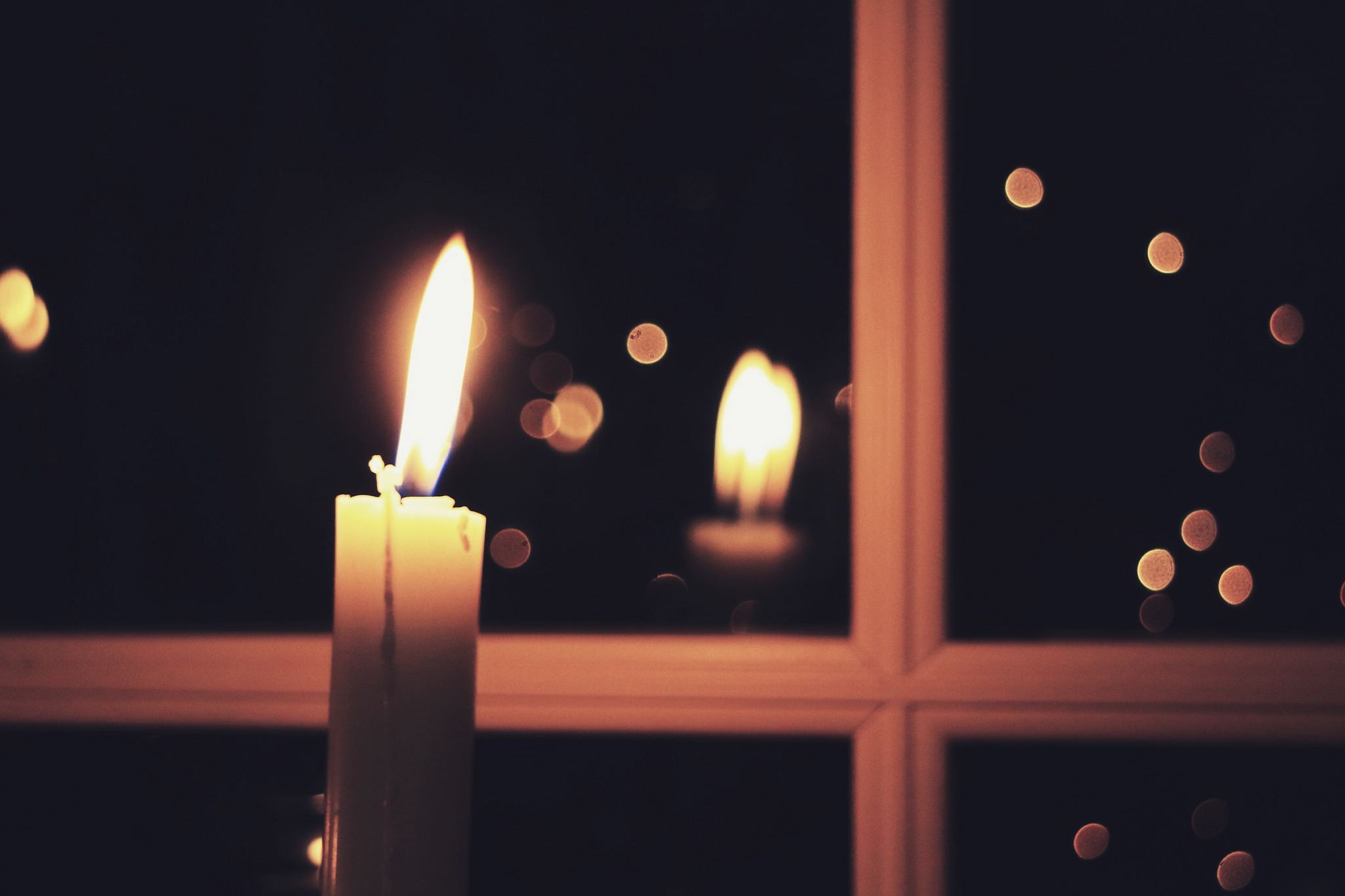 Погасли в окнах свечи. Свеча в окне. Свеча на подоконнике. Горящая свеча на окне. Свеча памяти на окне.