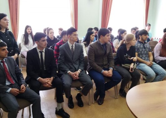 Иностранные студенты из Глазова встретились с начальником Управления по вопросам миграции МВД по Удмуртии