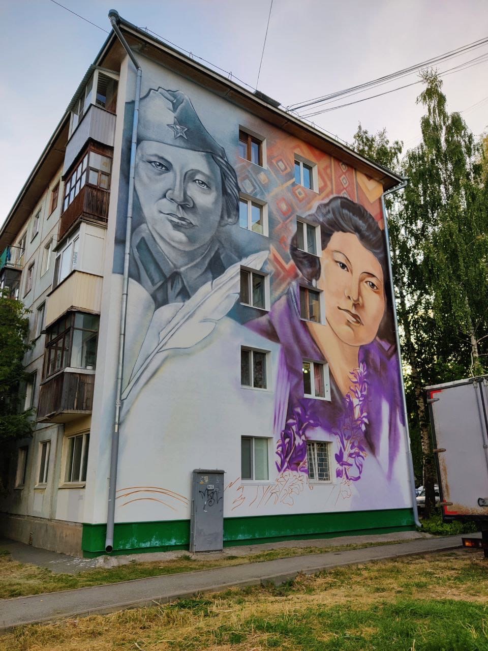 Граффити первой удмуртской поэтессы Ашальчи Оки украшает фасад дома на ул. Дзержинского