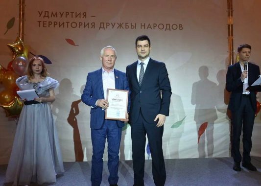 Александр Журавлев наградил активистов национально-культурных объединений Удмуртии по итогам 2023 года