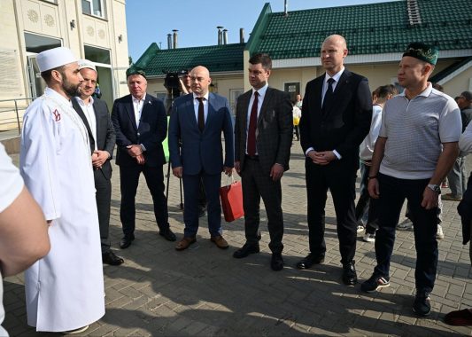 Члены Правительства и министр национальной политики Эдуард Петров поздравили мусульман Удмуртии с праздником Курбан-байрам