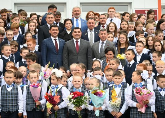 Эдуард Петров Башкортостанысь трос кылэз дышетонъя школаез но Удмурт история но лулчеберетъя центрез усьтонэ пыриськиз