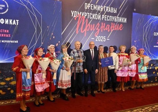 УЭ-лэн Тӧроез Александр Бречалов «Признание» премиен Ува ёросысь Дедюхинъёслэсь семьязэс пусйиз