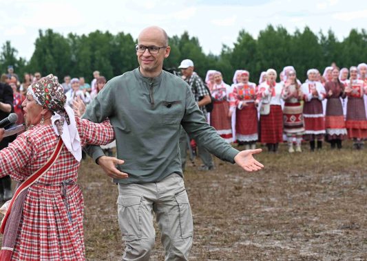 Глава Удмуртии поздравил аграриев с окончанием посевной на Гербере