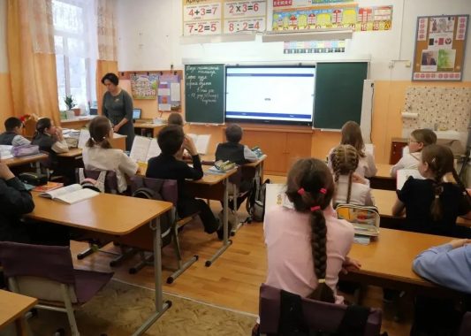 В Удмуртии продолжается оснащение школьных кабинетов современными средствами обучения. Они приобретаются за счет республиканского бюджета в рамках государственной программы по развитию языков народов республики